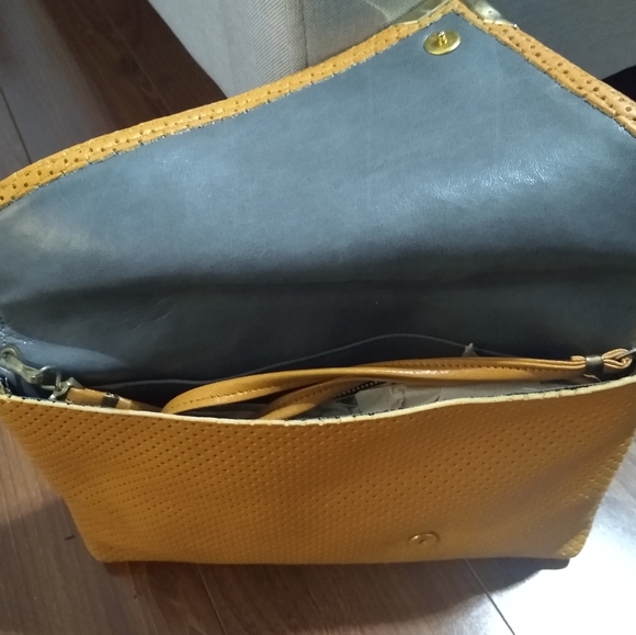 Perforated yellow clutch - Picture 3 of 3